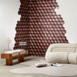 Modern interieur met Arte behang Cubic 33702 in een 3D kubuspatroon, naast een designbank en minimalistische meubelen.