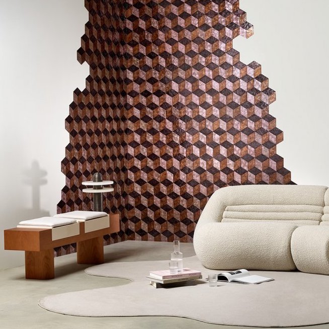 Modern interieur met Arte behang Cubic 33702 in een 3D kubuspatroon, naast een designbank en minimalistische meubelen.