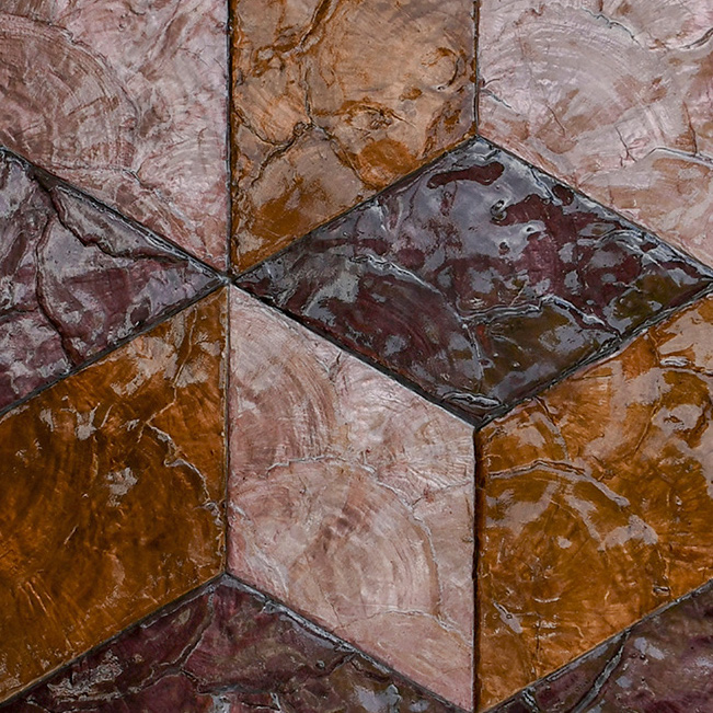 Close-up van het Arte Cubic 33702 behang met een glanzend, geometrisch patroon in bruine en paarse tinten.