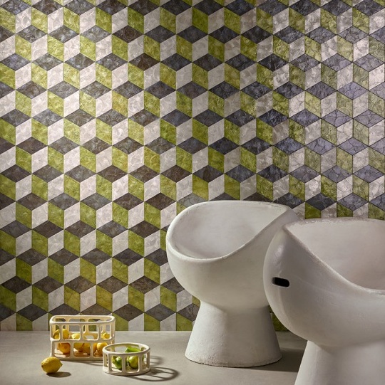 Moderne ruimte met Arte Cubic behang in 3D-blokkenpatroon en twee witte designstoelen.