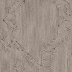 Gedetailleerd close-up van het Arte-behang Edge 64525 met een patroon van reliëflijnen in geweven textuur.