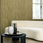Moderne woonkamer met Arte Escama behang, een crèmekleurige gebogen bank en een zwarte ronde salontafel met decoratieve vazen.