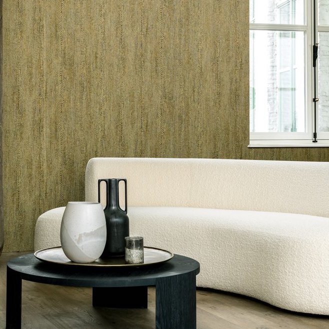 Moderne woonkamer met Arte Escama behang, een crèmekleurige gebogen bank en een zwarte ronde salontafel met decoratieve vazen.