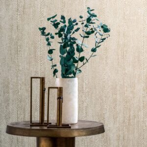 Ronde tafel met marmeren vaas en eucalyptus tegen Arte Escama 66030 behang in beige tint.