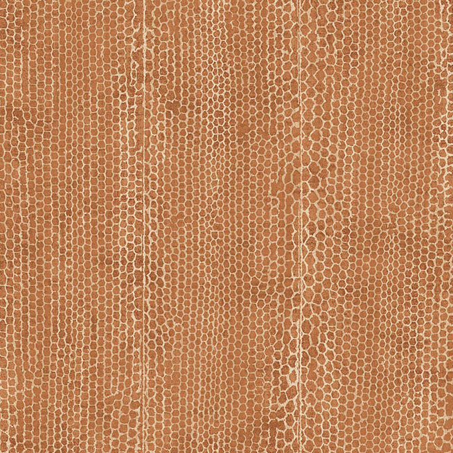 Bruin Arte Escama 66032 behang met een textuur die lijkt op slangenleer met een geometrisch patroon.