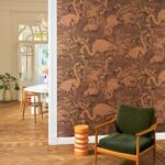 Wand met Arte-behang ‘Flamencos Andinos’ met een ingetogen, tropisch patroon van flamingo’s in een stijlvol interieur.