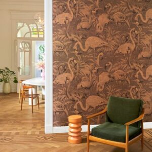 Wand met Arte-behang ‘Flamencos Andinos’ met een ingetogen, tropisch patroon van flamingo’s in een stijlvol interieur.