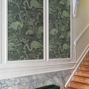Groen Arte-behang met Andino flamingomotief siert twee grote wandpanelen in een klassieke hal.