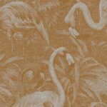 Gedetailleerd behangpatroon met Andino-flamingo's en tropisch bladerdek in een warme, aardetint.