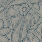 Gedetailleerd bloemenpatroon in reliëf op het Arte behang Flore 64540 met een textielachtige structuur in blauw en beige.