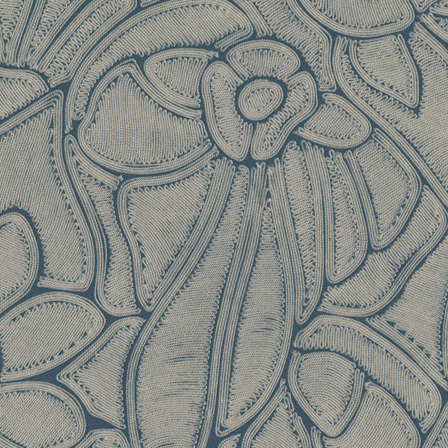 Gedetailleerd bloemenpatroon in reliëf op het Arte behang Flore 64540 met een textielachtige structuur in blauw en beige.