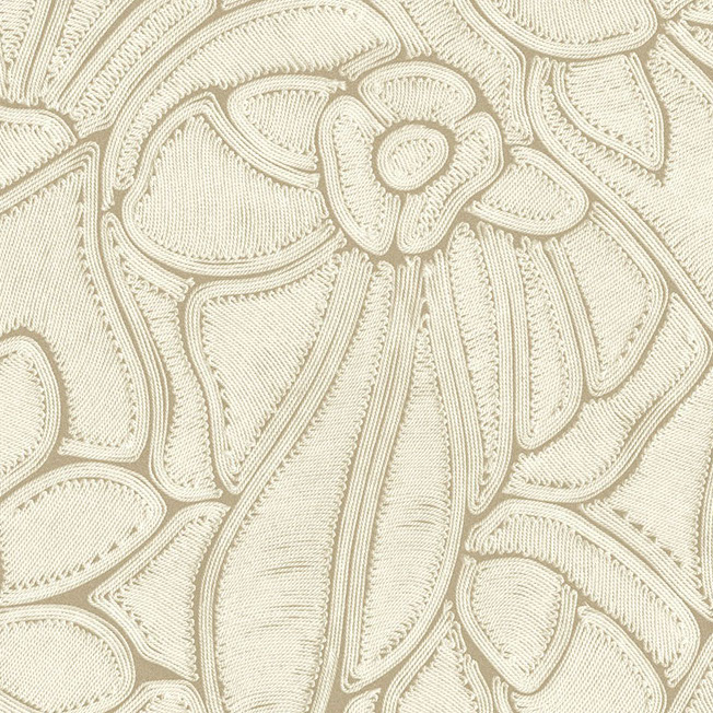 Beige Arte Flore 64541 behang met een geborduurd bloemmotief in reliëf.