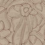 Beige Arte behang Flore 64542-1 met geborduurd bloemmotief in reliëf.