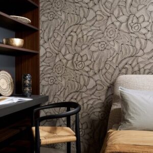 Modern interieur met Arte-behang Flore 64544 in een bloemrijk reliëfpatroon op een taupekleurige muur.