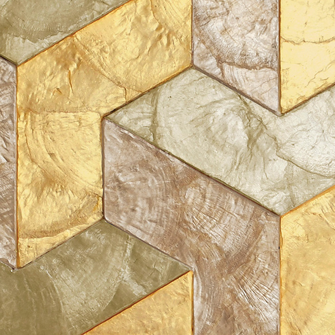 Close-up van Arte behang Helix 33720 met een geometrisch patroon in goud- en aardetinten.