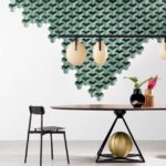 Moderne eethoek met Arte Helix 33722 behang in geometrisch patroon en designmeubels.