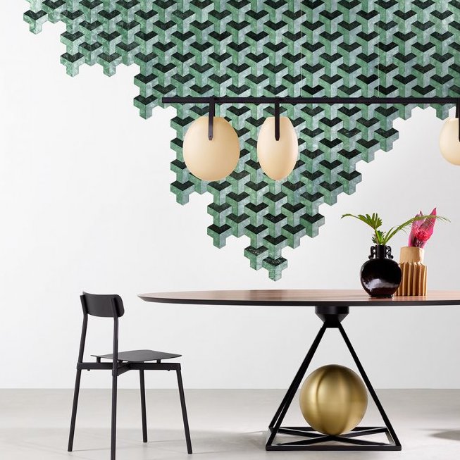 Moderne eethoek met Arte Helix 33722 behang in geometrisch patroon en designmeubels.