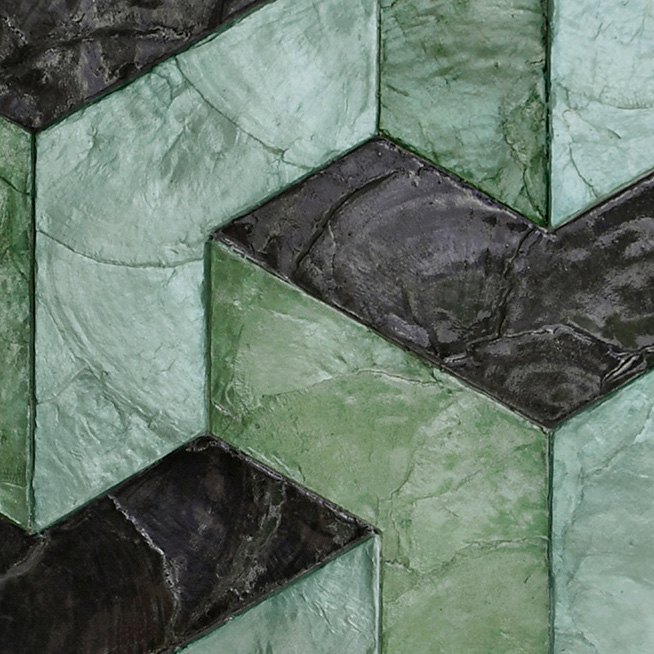 Groen en zwart 3D-patroon van Arte behang Helix 33722 met een geometrisch, blokachtig ontwerp.