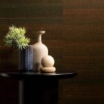 Stijlvolle opstelling met vazen en decoratieve objecten voor behang Arte Kami Dupion.