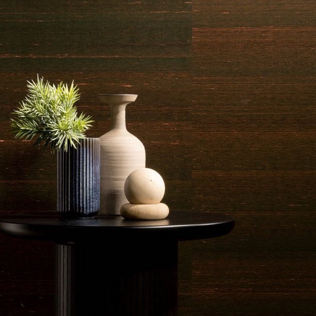 Stijlvolle opstelling met vazen en decoratieve objecten voor behang Arte Kami Dupion.