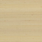 Lichtbeige behang met een subtiele textuur en horizontale lijnen uit de Arte Kami Dupion 87206 collectie.