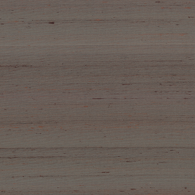 Grijsbruin behang met een subtiele textuur en horizontale lijnen uit de Arte Kami Dupion collectie.