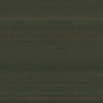 Donkergroen behang met een subtiele horizontale textuur uit de Arte Kami Dupion 87210 collectie.