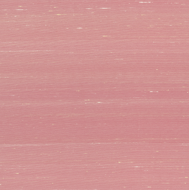 Roze behang met een subtiele textuur en fijne horizontale lijntjes uit de Arte Kami Dupion collectie.