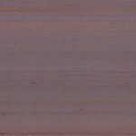 Paarsbruin Arte behang uit de Kami Dupion collectie met een subtiele geweven textuur en horizontale lijnen.