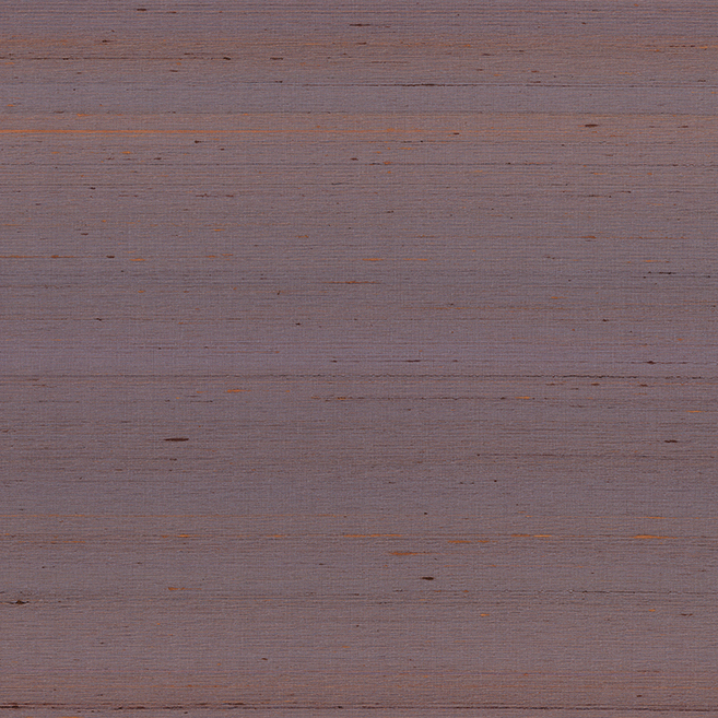 Paarsbruin Arte behang uit de Kami Dupion collectie met een subtiele geweven textuur en horizontale lijnen.