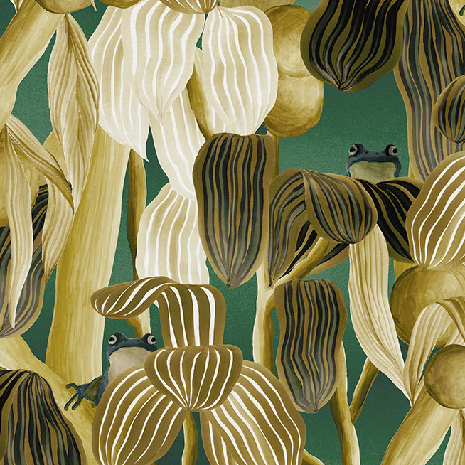 Decoratief behang met gestileerde bladeren in aardetinten en drie kikkers verscholen tussen de planten.