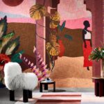 Kleurrijk interieur met Arte-behang 'Les mystères de Madagascar', waarop een silhouet van een vrouw en tropische planten afgebeeld zijn.