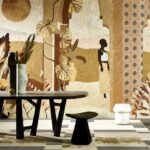 Sfeervolle interieursetting met Arte-behang 'Les mystères de Madagascar' featuring een silhouet van een vrouw, tropische planten en aardetinten.