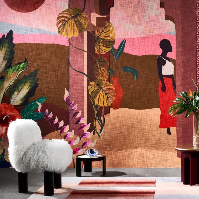 Kleurrijk interieur met Arte-behang 'Les mystères de Madagascar', waarop een silhouet van een vrouw en tropische planten afgebeeld zijn.