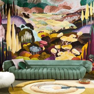 Kunstzinnige woonkamersfeer met groen fluwelen bank voor het kleurrijke Arte-behang ‘Les Songes Toscans’.