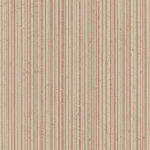 Beige Arte Linea 66070 behang met verticale roestbruine strepen en een subtiele textuur.