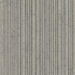 Behang met een patroon van verticale strepen in verschillende diktes en een gemarmerde structuur, uit de Arte Linea 66071 collectie.