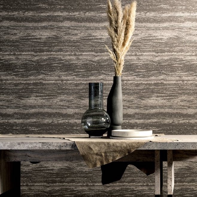 Stijlvolle opstelling met Arte Lustro behang, een stenen tafel en decoratieve vazen met siergras.