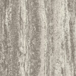 Grijs en beige Arte Lustro 66050 behang met een gemarmerde, verticale textuur.