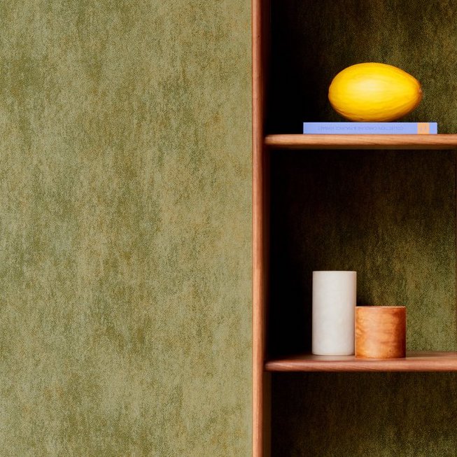 Groen gemêleerd Arte Manchas behang naast een houten plank met decoratieve objecten.