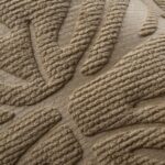Detail van Arte Monstera behang met een reliëfstructuur van bladmotief in beige tinten.
