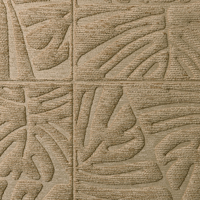 Structuurbehang van Arte met reliëf in Monstera-bladmotief en natuurlijke zandtinten.