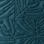 Donkerblauw Arte Monstera behang met een reliëfstructuur van tropische bladeren in vierkante patronen.