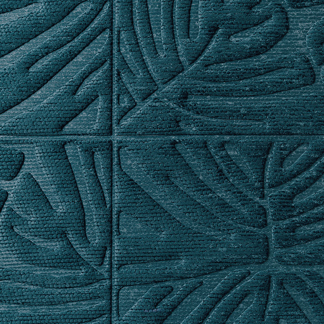 Donkerblauw Arte Monstera behang met een reliëfstructuur van tropische bladeren in vierkante patronen.