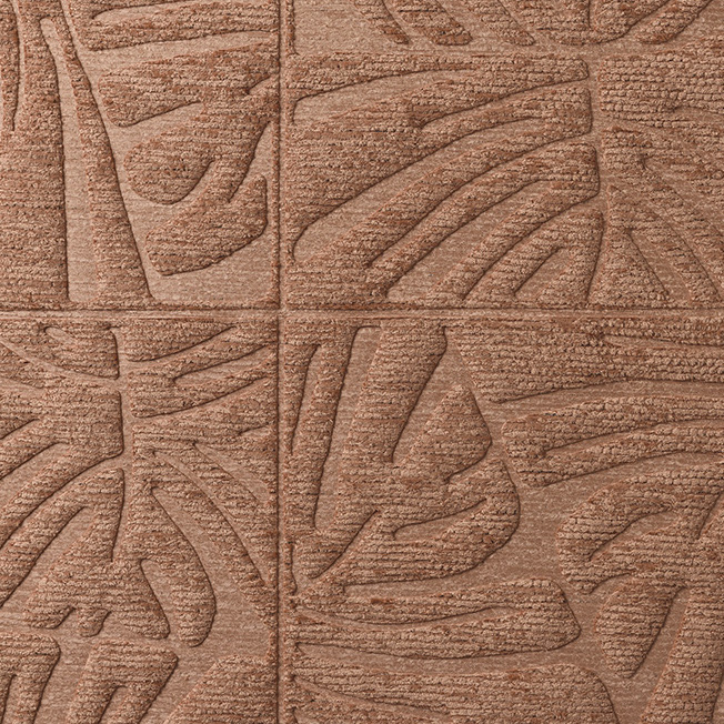 Close-up van het Arte Monstera 43023 behang met een reliëfpatroon van tropische bladeren in een warme, koperbruine tint.