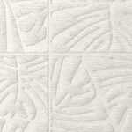 Licht reliëfbehang van Arte met abstracte Monstera-bladmotieven in een vierkant tegelpatroon.