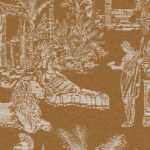 Wandbekleding met een klassiek Grieks mythologisch tafereel in wit op een bronzen achtergrond, met figuren, leeuwen en architectonische elementen.