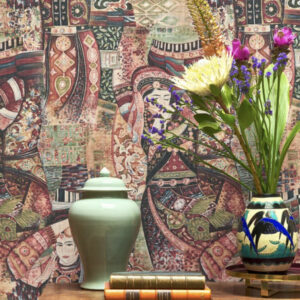 Decoratieve opstelling met bloemenvaas, groene pot en boeken voor een kleurrijk Arte-behang met dansende figuren uit het ontwerp "Odisha Dance".