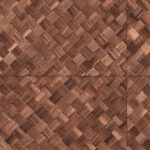 Close-up van Arte behang Pandan 34103 met een geweven structuur in warme bruintinten.