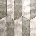 Zilvergrijs behang met een glanzende, geometrische structuur uit de Arte Prisma 33710 collectie.